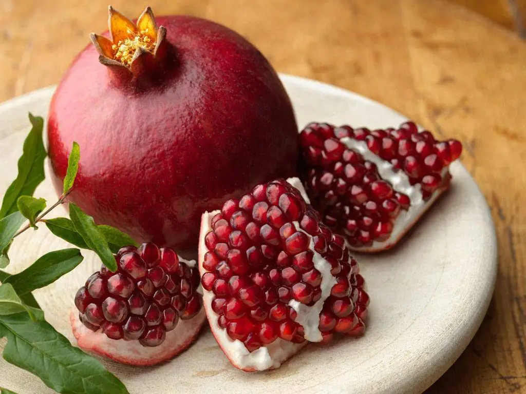 How To Cut A Pomegranate In 4 Easy Steps Without Mess