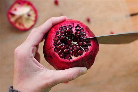 how to cut a pomegranate