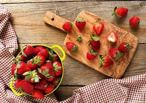 How To Clean Strawberries With 2 Ingredients
