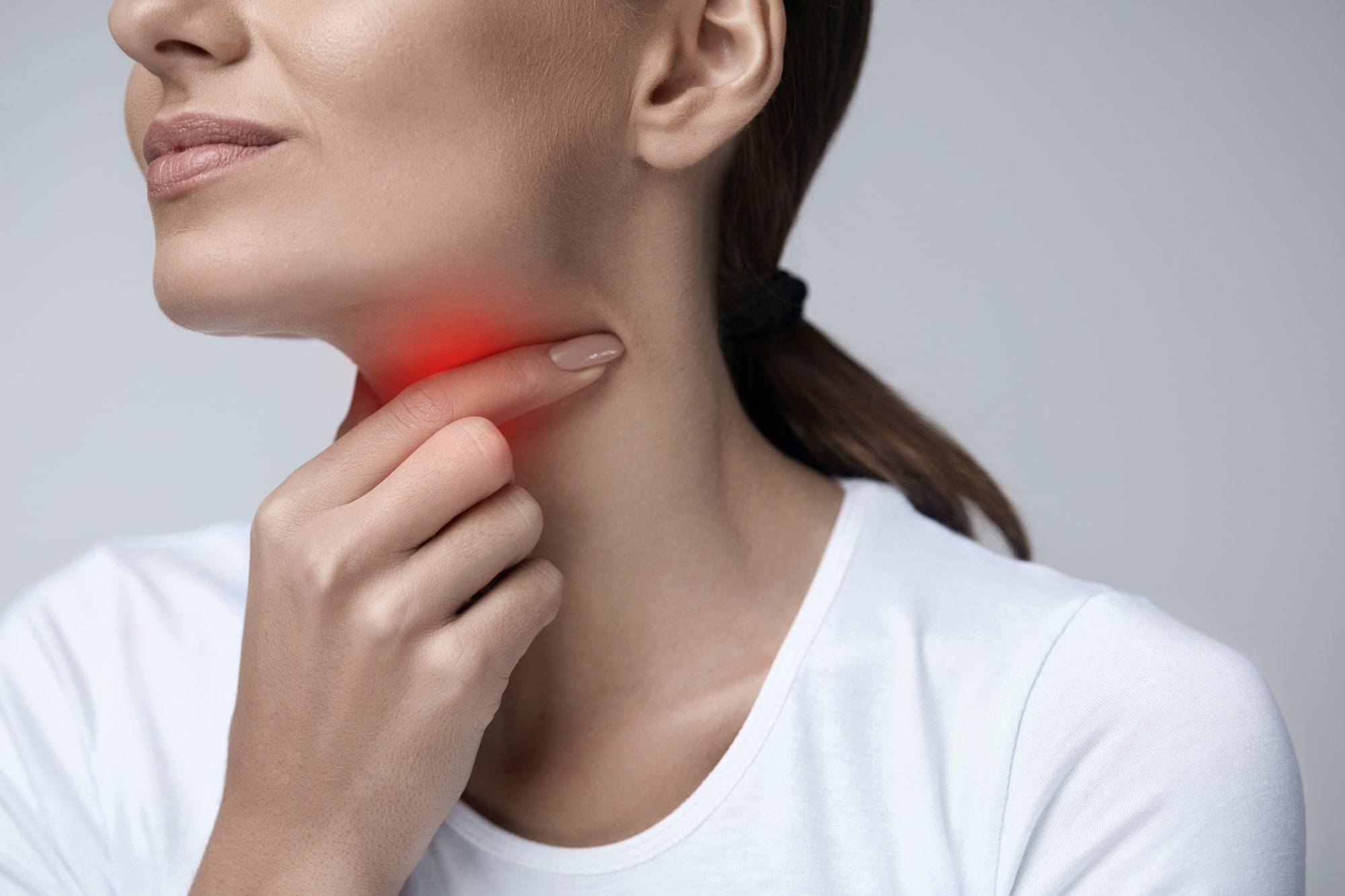 Possible Causes Of Sore Throat On One Side (+5 Effective Tips To Ease It)