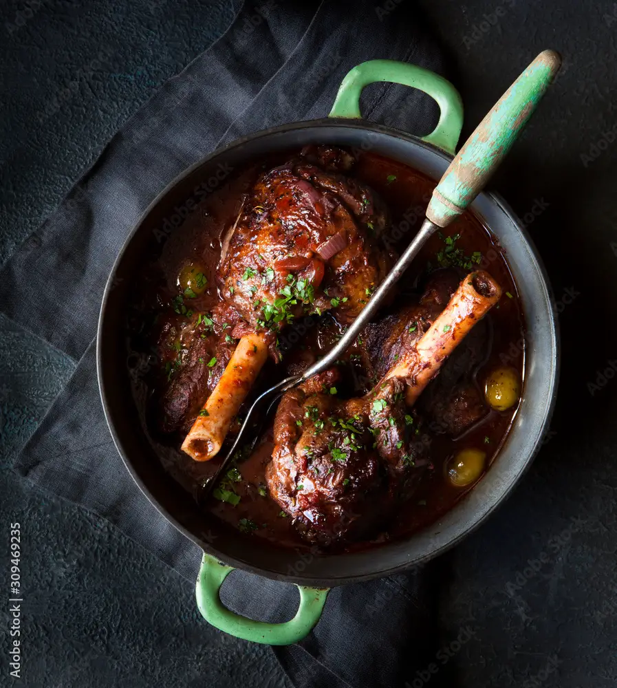Braised lamb shanks with red wine