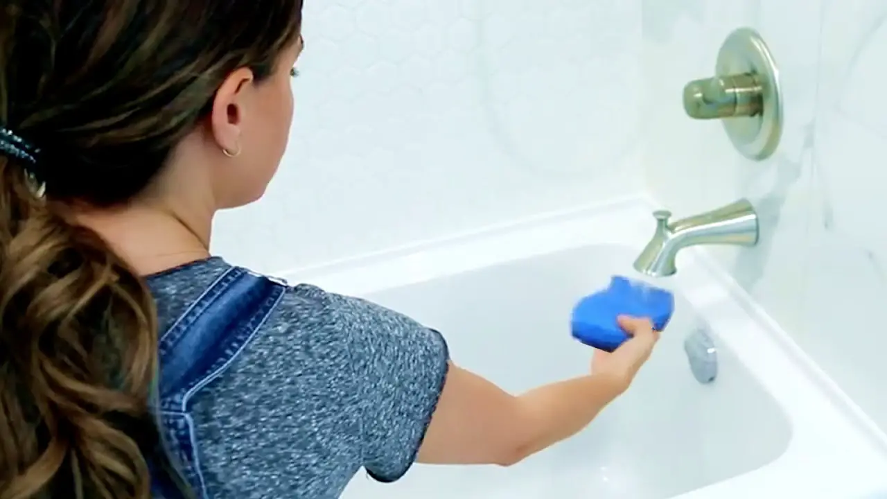 How to clean a bathtub