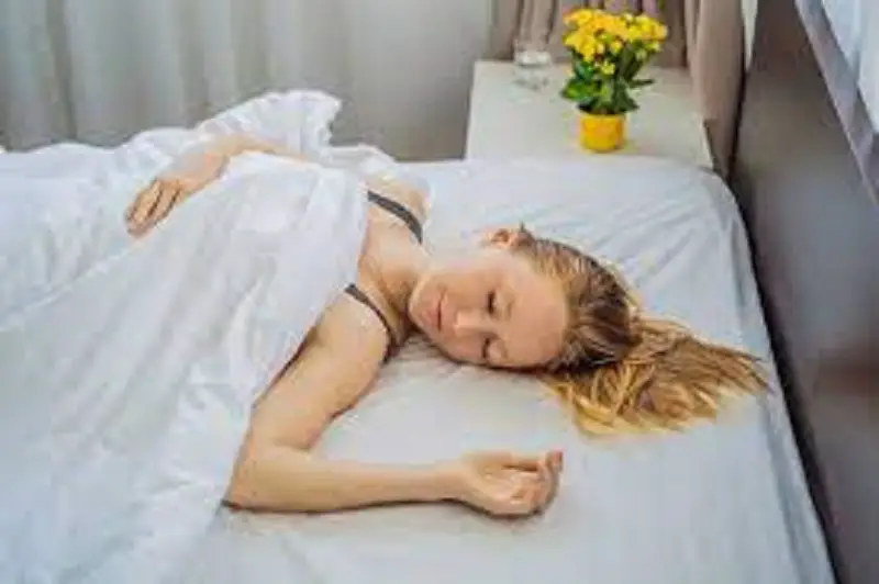 Sleeping Without A Pillow – 5 Best Benefits And Risks